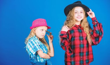 Her şeyi aşağıdaki kız kardeşi. Serin sevimli şey şık kıyafet. Mutlu çocukluk. Çocuklar moda kavramı. Bizim moda stil kontrol edin. Moda trendi. Kızlar çocuklar şık şapka giyerler. Küçük fashionista