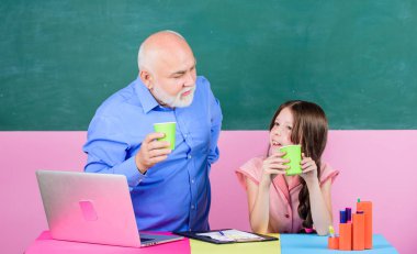 İnan ve başar. okul dersi online. Bir kompozisyon yazıyorum. online eğitim. Okula geri dön. dizüstü bilgisayarda adam öğretmen çalışma ile küçük kız. olgun öğretmen okul kız yardım. öğrenmede yeni teknoloji