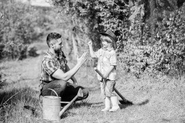 sulama ve tencere kullanın. Bahçe ekipmanları. Baba ve oğlu çiftlikte kovboy şapkalı. Eko çiftlik. mutlu dünya günü. Aile ağacı hemşireliği. küçük çocuk çocuk tarım baba yardım. babalar günü