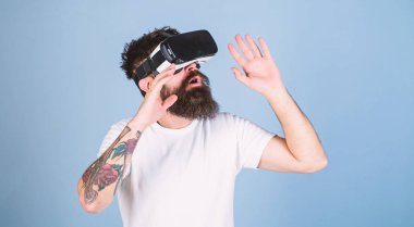 Vr gözlük, açık mavi renkli sakallı adam. VR gadget kavramı. Adam kafa monte ekran ile etkileşim içinde sanal gerçeklik. Hipster sanal gerçeklik ile modern Gadget'ı keşfetmek meşgul yüzünde