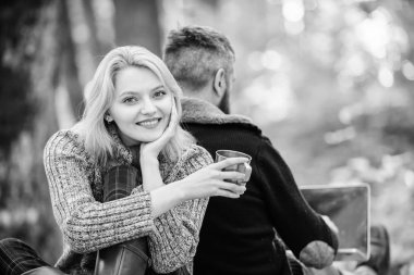 O işkolik. Mutlu sevgi dolu çift dizüstü bilgisayar ile parkta rahatlatıcı. Dizüstü orman ile Adam serbest işçi internet bağımlısı oyun. İnternet bağımlısı koca. Temiz hava üzerinde çalışıyorum. Sörf internet