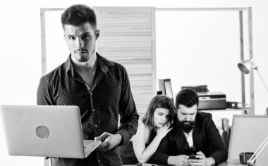 Başarılı bir iş teknolojiye dayanır. İş teknolojisi. Yakışıklı işadamı dizüstü bilgisayar kullanırken akıllı telefon mobil teknolojisini kullanıyor. Müşteri ile iletişimde teknolojiyi kullanma