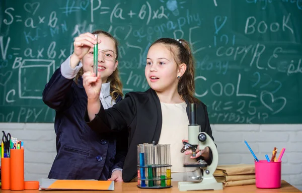 Σχολικό πείραμα. Η ιδέα της επιστήμης. Ιδιωτικό σχολείο. Μαθητές γυμνασίου με σε βάθος μελέτη των φυσικών επιστημών. Διασταύρωση γνώσεων μοριακή βιολογία και χημεία. Έρευνα σχολικών έργων — Φωτογραφία Αρχείου