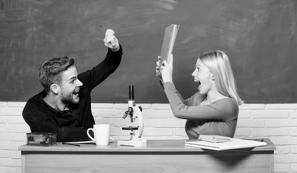 Paar Mann und Frau im Klassenzimmer. Studentenleben. Unterricht und Tafel. Lehrertag. Moderne Schule. Wissenstag. Hausaufgabenbetreuung. zurück zur Schule. glückliches Paar. Schüler bereiten sich auf die Prüfungen vor — Stockfoto