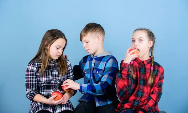 Zdrowe diety i żywienia witaminy. Jeść owoce i być zdrowe. Promowanie zdrowego odżywiania. Chłopcy i dziewczęta przyjaciele jedzą jabłko. Nastolatki z zdrową przekąskę. Grupa nastolatków wesoły dzieci trzymać jabłka — Zdjęcie stockowe