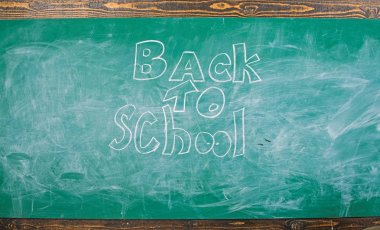 Okula geri yazıtlı tebeşir tahtası. Okula dönmek için asla geç kalmaz. Eylül zamanı eğitim ve eğitim almak için geri. Okul tebeşir tahtası arka planına reklam geri