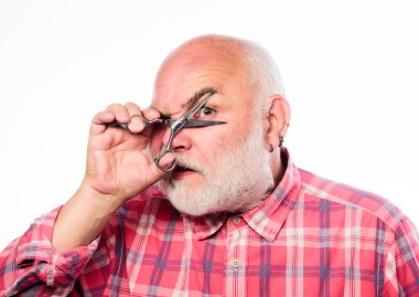 onun mükemmel tarzı. olgun sakallı adam beyaz izole. tıraş makas takım kiti. Traşsız yaşlı adamın bıyığı ve sakalı var. saç kesimi ve fırçalama. berber dükkanı kavramı. tıraş aksesuarları