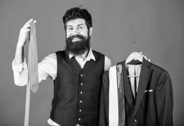 Mükemmel kravat. Alışveriş konsepti. Stilist tavsiyesi. Kravat seçmekte zorluk çekiyor. Mağaza asistanı veya kişisel stilist hizmeti. Eşleşen kravat kıyafeti. Adam sakallı hipster tutun kravat ve resmi takım elbise