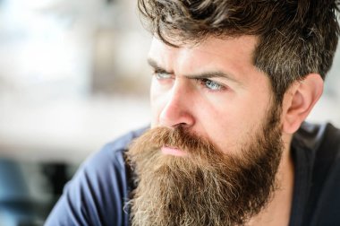 Sakallı adam yalnızlık hisseder. acımasız erkeğin berbere ihtiyacı var. beklemek ve tonuk. düşünceli adam açık. Yüz cilt bakımı. Sakallı olgun hipster. Kendine güvenen ve yakışıklı Brutal adam