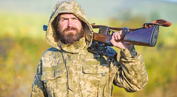 La experiencia y la práctica dan éxito a la caza. Temporada de caza. Un tipo cazando ambiente natural. Cazador de barba rifle fondo de la naturaleza. Animales de cosecha típicamente restringidos. Caza concepto hobby —  Fotos de Stock