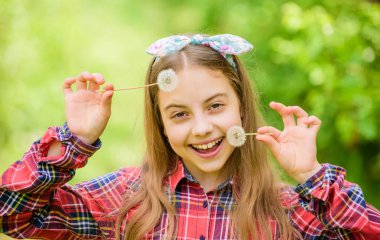 Yazın dönüşünü kutluyoruz. Karahindiba güzel ve tam sembolizm. Karahindiba kadar hafif. Eğleniyor. Yaz geldi. Yaz bahçesi çiçeği. Kız ülke rustik tarzı damalı gömlek doğa arka plan