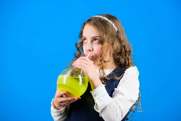 Investigación científica en laboratorio. Pequeña colegiala. educación y conocimiento. Futuro. Pequeña científica con frasco de prueba. de vuelta a la escuela. lección de bilogía de estudio infantil. Listo para su examen final — Foto de Stock