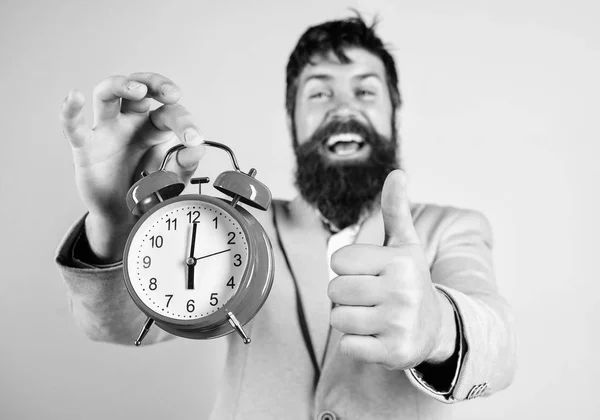 O empresário terminou a tempo. Habilidades de gestão de tempo. A melhor altura do dia. Mesmo a tempo. Homem barbudo alegre empresário alegre segurar despertador. Conceito oportuno. Hipster feliz dia de trabalho acabou — Fotografia de Stock