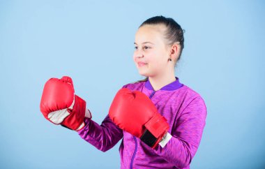 Tam konsantrasyon. Boks eldivenli mutlu çocuk sporcu. Spor başarısı. spor giyim moda. küçük kız boksör egzersiz. Fitness diyeti. enerji sağlığı. nakavt yumruklama. Çocukluk aktivitesi
