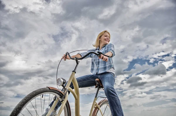 Dziewczyna jedzie rower na tle nieba. Najbardziej satysfakcjonującą formą własny transport. Beztroski i zadowolony. Kobieta czuje się wolna podczas cieszyć się jazdy na rowerze. Jazda na rowerze daje poczucie wolności i niezależności — Zdjęcie stockowe