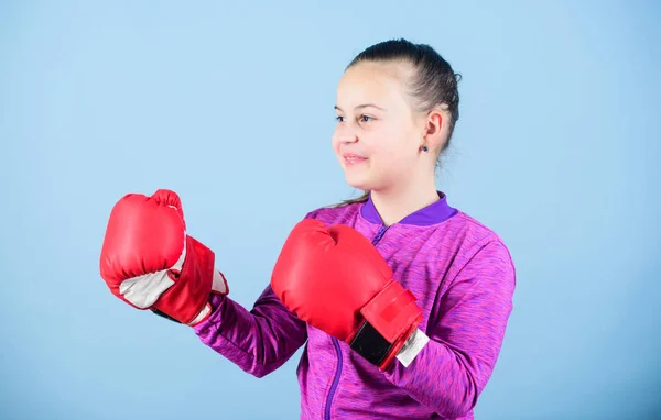 Full koncentration. Happy Child Sportsman i boxning handskar. Sport framgång. sportkläder mode. Workout av liten flicka Boxer. Fitness kost. energi hälsa. Stansning knockout. Barndoms aktivitet — Stockfoto