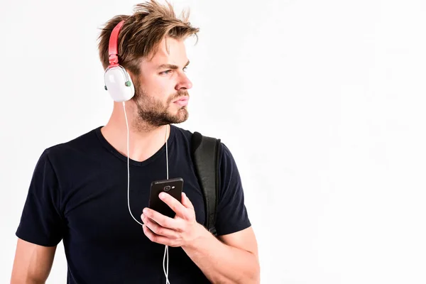 De headset maakt draadloos verbinding. Kopieer ruimte. sexy gespierde man luisteren audio. man in koptelefoon geïsoleerd op wit. e-boek. ongeschoren man luisteren audioboek — Stockfoto