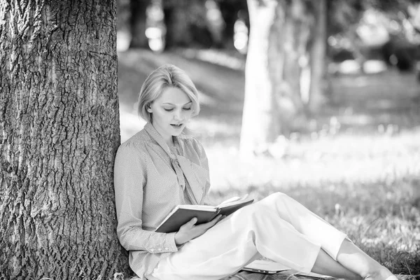 Bücher, die jedes Mädchen lesen sollte. Mädchen konzentriert sitzen Park mageren Baumstamm lesen Buch. Lesen inspirierender Bücher. Bestsellerliste. Relax Freizeit und Hobby Konzept. Die besten Selbsthilfebücher für Frauen — Stockfoto