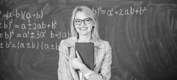 Vrouw lerares met boek voorkant schoolbord denken over werk. Cognitie proces in leren. Cognitie proces van het verwerven van kennis door middel van gedachten. Leren cognitie verwerking strategieën — Stockfoto