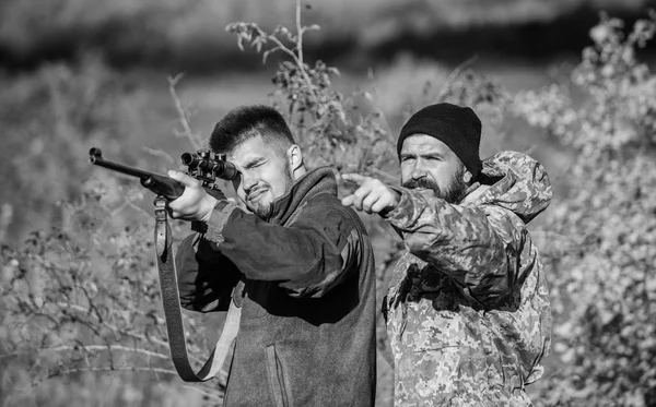 Violar la ley. Concepto de caza furtiva. Actividad para hombres brutales. Cazadores cazadores furtivos brutales. Cazadores furtivos buscando víctimas. Cazadores furtivos con rifles en ambiente natural. Caza ilegal. Caza prohibida —  Fotos de Stock