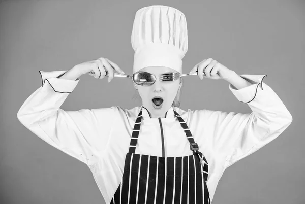 Academia de Artes Culinarias. Concepto de escuela culinaria. Mujer chef profesional mantenga tenedor cuchara tenedor divertirse. Hora de comer. Apetito y sabor. Gastronomía tradicional. Cocinero profesional de la escuela culinaria —  Fotos de Stock