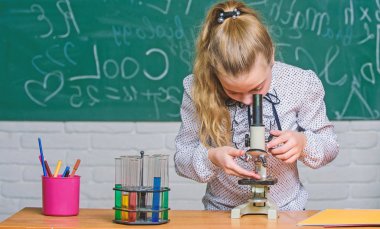 Mikroskop altında hayat. bilogy laboratuvar deneylerinde bilim. Küçük bilim adamı iş ile mikroskop. Kimya araştırma. Küçük kızlar okul laboratuarında. Biyoloji eğitim. Biyoloji ders. Okula dönüş