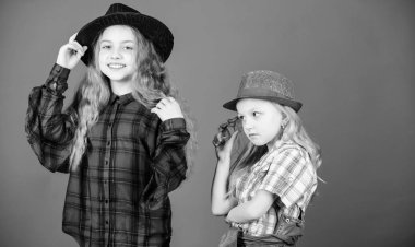 Her şeyi aşağıdaki kız kardeşi. Serin sevimli şey şık kıyafet. Mutlu çocukluk. Çocuklar moda kavramı. Bizim moda stil kontrol edin. Moda trendi. Kızlar çocuklar şık şapka giyerler. Küçük fashionista