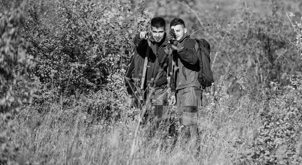 Les forces armées. Camouflage. Uniforme militaire. Chasseurs d'hommes avec fusil. Camp d'entraînement. Compétences de chasse et équipement d'armes. Comment transformer la chasse en passe-temps. Amitié des hommes chasseurs. recherche de proies — Photo