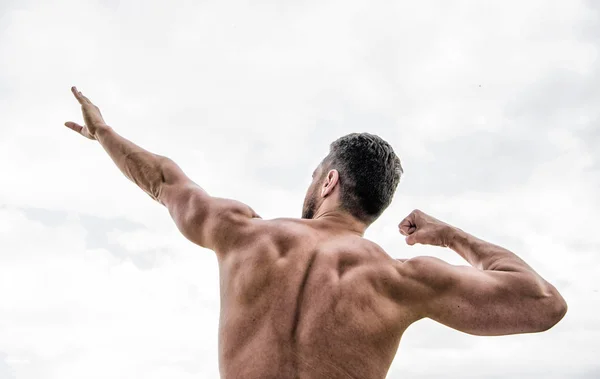 Bodybuilder ισχυρή μυϊκή πλάτη αίσθημα ισχυρό και ανώτερο. Επίτευξη επιτυχίας. Επιτυχημένος αθλητής. Νίκη και επιτυχία. Πρωταθλητής και νικητής. Αθλητικό κίνητρο. Ο άνθρωπος γιορτάζει την επιτυχία — Φωτογραφία Αρχείου