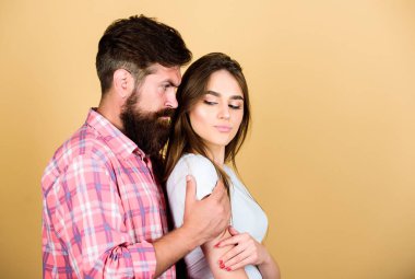 Erkek kucaklaşma güzel bir kadın. Aşk konsepti. Evliliği korumak için destek. Romantik coupe. Aşk hissi. Çok yakın. Esmer kız ile sakallı hipster sarılmak. Tutkusunu hisset. Hassas dokunuş. Aşık şehvetli çift