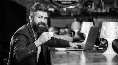 Hipster freelancer iş online blog defter. Sörf internet. Adam işadamı sit pub dizüstü bilgisayar ve kahve sakallı. Serbest yarar. Yöneticisi iş online sırasında kahve keyfini çıkarın. Online iş