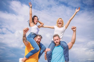 Arkadaşlar eğlenmeye açık hava festivali yaz. Kadın ve erkek Müzik Festivali tadını çıkarın. Ünlü Festivali tatil sırasında ziyaret edin. Mutluluk ve sevinç. Rock Müzik Festivali. Özgürlük hissediyorum. Neşeli çiftler dans
