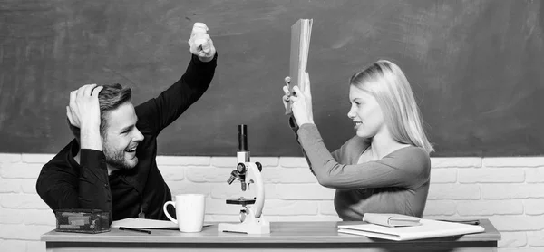 现代学校。知识日。回学校去一对男人和女人在教室里。学生生活。课程和黑板。教师节。家庭教育。幸福的一对准备好学习 — 图库照片