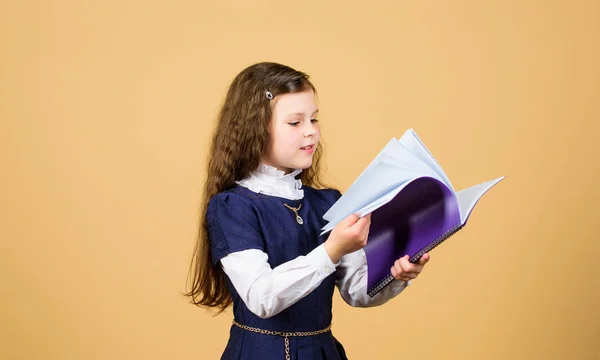 정보 검색.지식 및 교육. 학교로 돌아갑니다. 숙제. 심각한 작은 소녀는 교사가되고 싶어. 종이 폴더와 작은 소녀. 다이어리 노트용 노트북. 학습 레슨 — 스톡 사진