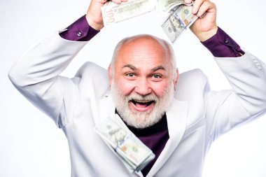İş konsepti. dolar banknotlar ile olgun sakallı adam. zengin olgun adam çok para var. iş başarısı. Zenginlik. Emeklilik. Mutlu piyango talihlisi. başarılı işadamı