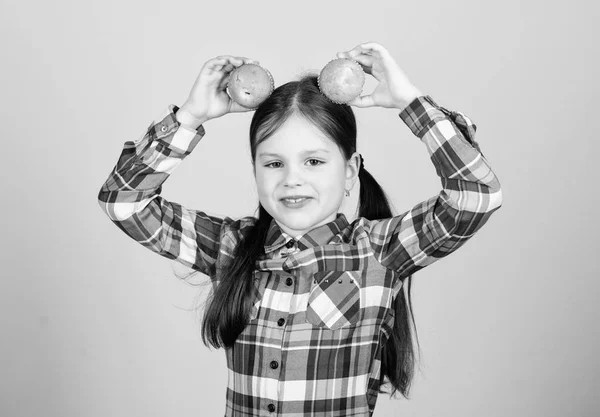 Genieten van haar favoriete muffin smaak. Happy Little Girl Holding ontbijt muffins bij hoofd. Klein kind blij glimlachend met Quick Bread muffins. Goed testen van elk muffin recept — Stockfoto