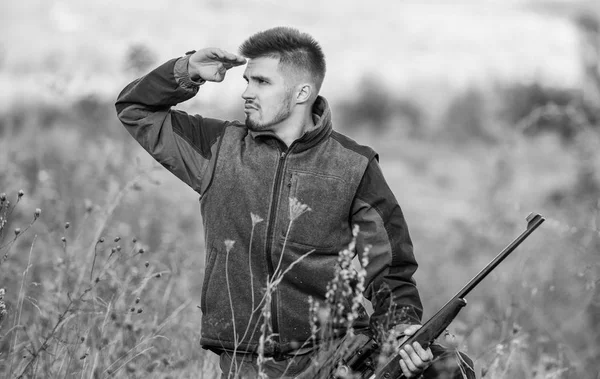 Fokus och koncentration av erfarna jägare. Jakt och fångst säsonger. Man brutala gamekeeper natur bakgrund. Jakt tillstånd. Skäggiga hunter tillbringar fritid jakt. Hunter håll gevär — Stockfoto