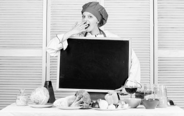 Chef iş pozisyonu. Lezzetli yemek adım adım pişirme. Bugün için yemek menüsü. Yemek pişirme malzemeleri listelenmektedir. Meslektaşları için arıyorum. Personel istedi. Kadın Şef şapka önlük blackboard kopya alanı tutun