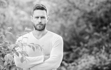 Adam yakışıklı sakallı hipster güvenle doğa arka plan standı. Cilt bakımı. Doğa huzurlu bir ortam. Doğal güzellik ilaçları. Sağlıklı bir şekilde sakla. Doğa relax spa tesisi. Doğanın gücünü hissedin