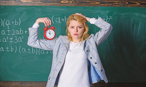 Concept de calendrier des leçons. C'est l'heure. Le temps compte pour elle. Bienvenue professeur année scolaire. Régime quotidien sain. L'éducateur commence la leçon. Elle se soucie de discipline. Femme professeur tenir réveil — Photo