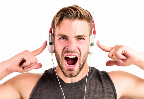 Un homme avec un casque. Relax playlist. homme musclé sexy écouter de la musique de playlist. homme se détendre dans des écouteurs isolés sur blanc. homme non rasé se détendre avec chanson préférée — Photo