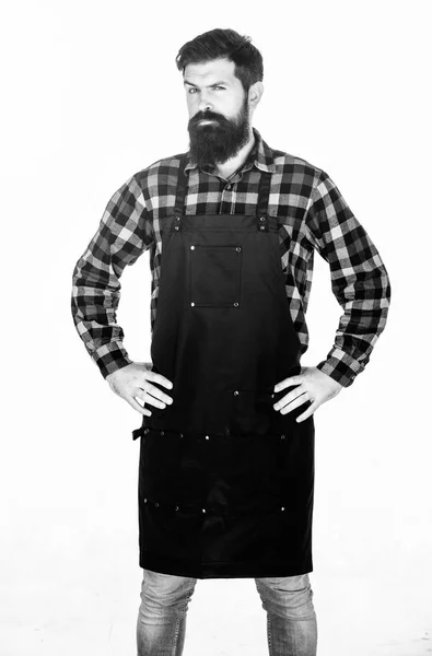 Em preto clássico. Grelha cozinheiro isolado em branco. Cozinhe com barba comprida usando avental de babete. Mestre cozinheiro em avental de cozinha com bolsos. Homem barbudo cozinheiro em avental de cozinha — Fotografia de Stock