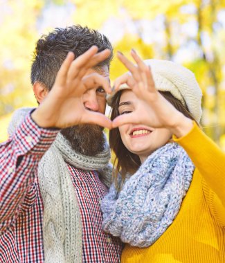 Romantizm ve güneşli Güz konsepti. Eşarp aşık çift