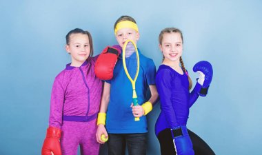 Mücadele tarihi. Boks eldivenleri Tenis raket ve top ile mutlu çocuk. Fitness enerji sağlık. Delme nakavt. Takım spor başarı. küçük kızlar boksör ve spor giyim çocuk egzersiz