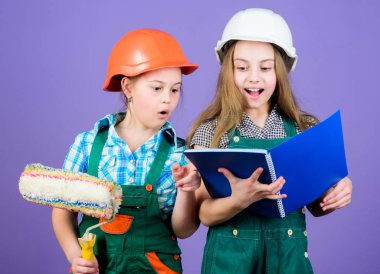 Amatör yenileme. Rahibeler eve yenileme yapıyor. Ev geliştirme faaliyetleri. Çocuklar yeni odaları için boya rengini seçiyor. Çocuk kızları renovasyon planlıyor. Çocuk kız kardeşler Oda yenileme çalıştırın