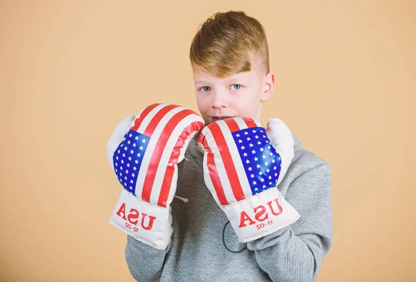 Un garçon sportif porte des gants de boxe avec un drapeau américain. Commencez votre carrière de boxeur. Concept de boxeur américain. Athlète sportif enfant pratiquant la boxe. Du sport de boxe. Vers la victoire. Confiant dans sa force — Photo