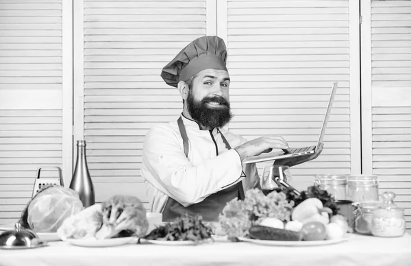 Кулінарний канал. Щасливий бородатий чоловік. рецепт шеф-кухаря. Кухня кулінарна. Вітамін. Дієта органічної їжі. Вегетаріанський салат зі свіжими овочами. Здорове приготування їжі. Зрілий хіпстер з бородою — стокове фото