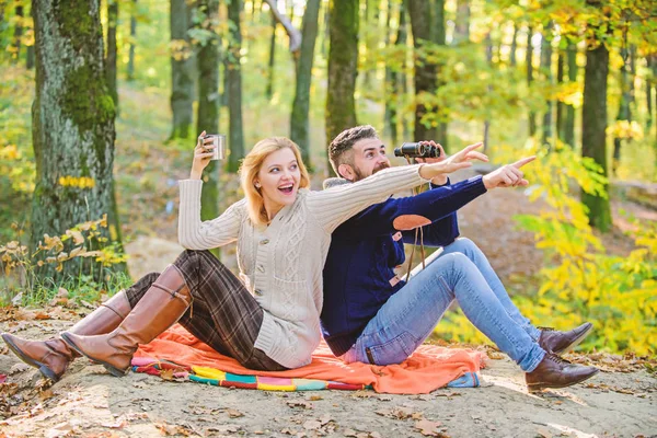 Expeditionskonzept. Verliebte Paare entspannen im Herbstwald bei Tee oder Kaffee. Familienpicknick. Zelten und Wandern. Überraschte Mädchen trinken Glühwein. bärtiger Mann schockiert Uhr mit Fernglas Frühling — Stockfoto