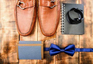 Erkek dükkanı. Modern resmi tarzı. Vintage cüzdan. Retro tarzı. Saat ve defter ile yay kravat. Beyefendi gerçek erkekler için ayarlandı. Moda aksesuarı. İş detayları. Zarif bir görünüm. Erkek kahverengi deri ayakkabı