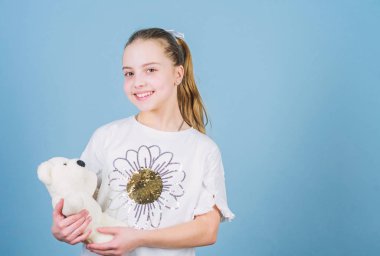 mutlu çocukluk. Doğum günü. Oyuncak Dükkanı. Çocuk günü. En iyi dost. oyun odasında küçük kız oynuyor. Anaokulunda oyun alanı. yumuşak ayı oyuncak ile küçük kız. çocuk psikolojisi. Tatlı rüyalar